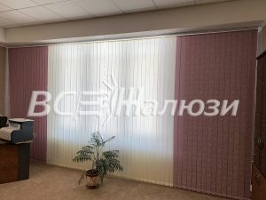 Вертикальные жалюзи с белой серединой и лиловыми краями