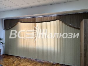 Оливковые вертикальные жалюзи с тёмным фигурным верхом во всю стену