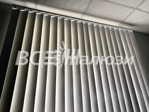 Серые вертикальные жалюзи крупно, снимок снизу вдоль ламелей