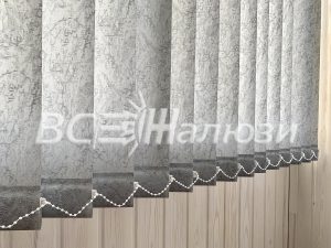 Серые узорчатые ламели вблизи, соединительная цепочка внизу
