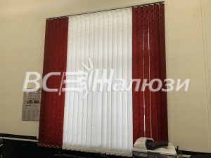 Бордово-белые вертикальные жалюзи на одном окне, вид прямо