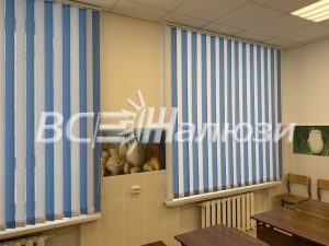 Бело-голубые полосатые вертикальные жалюзи на двух окнах класса