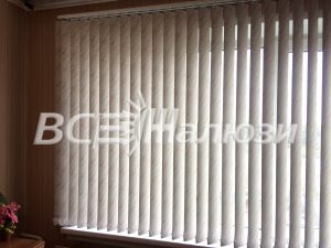 Белые вертикальные жалюзи вблизи, фактурная ткань ламелей