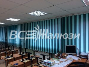 Бирюзово-белые вертикальные жалюзи вдоль окон учебного класса