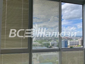 Жалюзи на панорамном остеклении высотного офиса, часть секций поднята