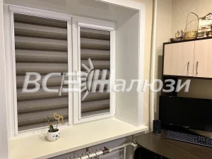 Серо-коричневые шторы зебра на кухонном окне у рабочего стола