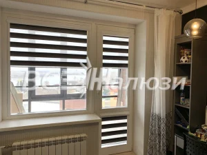 Тёмно-серые шторы зебра на окне и балконной двери