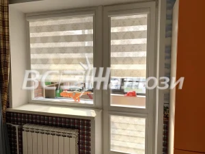 Светло-бежевые шторы зебра на балконном блоке кухни