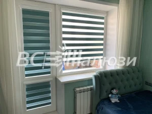 Бирюзовые шторы зебра на окне и балконной двери