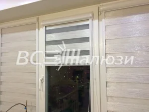 Светлая штора зебра на узком окне балконной двери