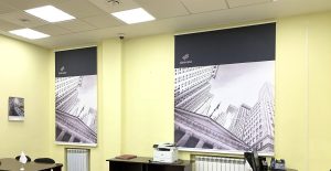 Вертикальные фотожалюзи с чёрно-белыми небоскрёбами в офисе