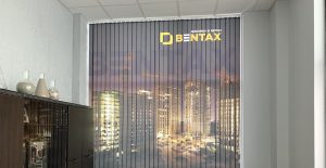 Вертикальные фотожалюзи с ночным городом и логотипом Bentax