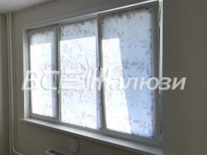 Рулонные шторы с рисунком листьев на трёхстворчатом окне