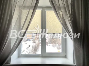 Рулонные шторы подняты, по краям окна серый тюль