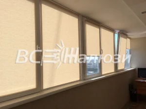 Кремовые рулонные шторы на всех секциях застеклённой лоджии