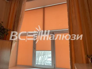 Ярко-оранжевые рулонные шторы и оранжевые гардины на окне