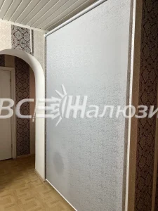 Светлая рулонная штора во всю высоту проёма в коридоре