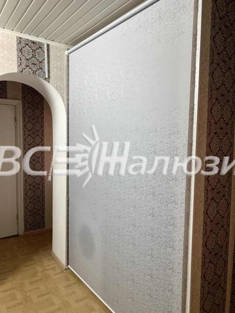 Светлая рулонная штора во всю высоту проёма в коридоре