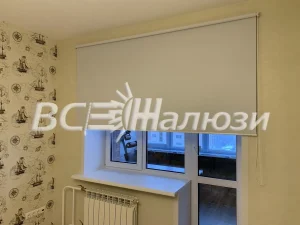 Молочная рулонная штора в детской с обоями в корабликах