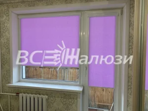 Сиреневые рулонные шторы на окне и балконной двери