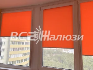 Ярко-оранжевые рулонные шторы на эркерных окнах, средняя поднята