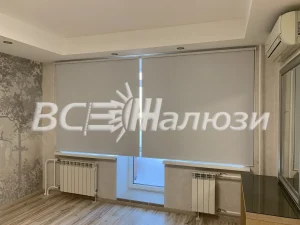 Серая рулонная штора во всю ширину балконного блока