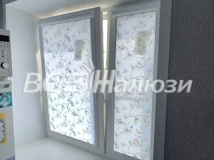 Белые рулонные шторы с цветочным принтом на двух створках