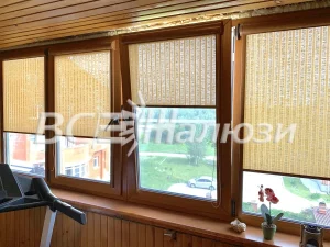 Соломенные рулонные шторы на трёх створках деревянного окна