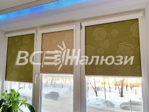 Оливковые рулонные шторы с кругами на трёх створках балкона