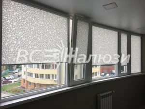 Серые рулонные шторы с узором из кругов на панорамных окнах