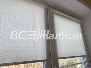 Светло-серые фактурные рулонные шторы на двух створках