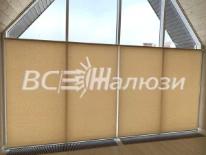 Бежевые рулонные шторы на наклонном остеклении мансарды