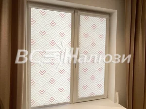 Рулонные шторы с розовым геометрическим рисунком на двух створках