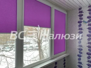 Сиреневые рулонные шторы на окне рядом с нитяными бусами