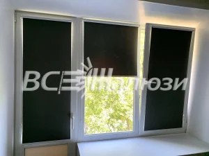 Чёрные светонепроницаемые рулонные шторы, средняя створка открыта