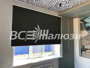 Чёрная рулонная штора на окне комнаты с графичными обоями
