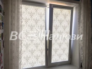 Рулонные шторы с серым вензельным узором на окне и балконной двери