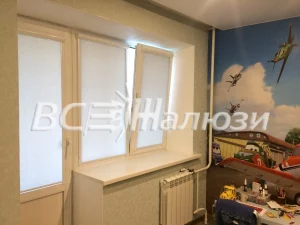 Белые рулонные шторы в детской с обоями с самолётами