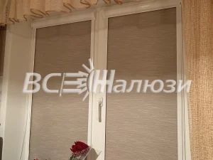 Льняные рулонные шторы за тюлем, розы на подоконнике