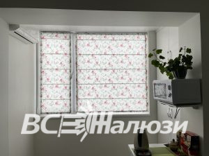 Римские шторы в мелкий цветочек полностью закрывают окно кухни