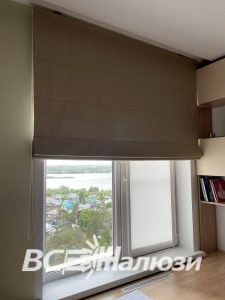 Коричневая римская штора над окном с видом на реку