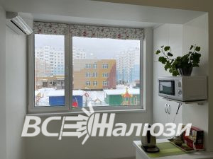 Штора с цветами поднята почти к потолку, окно открыто