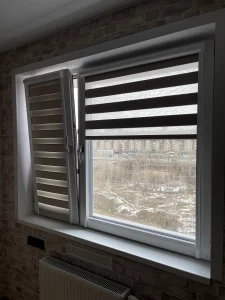 Окно с коричневой зеброй, одна створка открыта внутрь