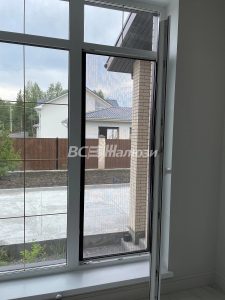 Окно с убранным к краю полотном сетки, вид во двор