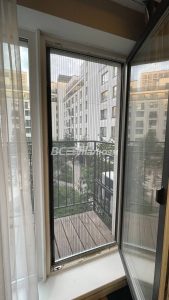 Сетка плиссе на балконной двери, вид из комнаты