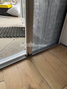 Нижняя направляющая сетки плиссе крупным планом
