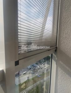 Сетка плиссе на окне квартиры в высотном доме