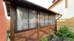 Сетки плиссе на веранде деревянного дома