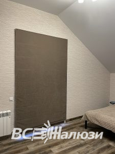 Коричневое полотно закрывает дверь в комнате с кроватью