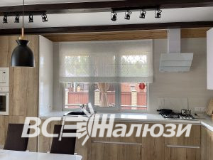 Светлая римская штора на кухне с деревянными фасадами